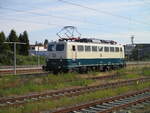 PRESS 110 511,über die zugewachsenen Gütergleise,am 15.Juni 2024,in Bergen/Rügen.