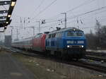 218 454 mit IC 2262(AH-WBI)bei der Einfahrt im Rostocker Hbf.23.01.2026