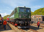 Die 142 001-7 (91 80 6142 001-7 D-PRESS), ex DR 242 001-6, ex DR E 42 001am 30.04.2017 im Eisenbahnmuseum Bochum-Dahlhausen, das Wochenende stand unter dem Motto „Ost trifft West“.