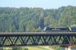 185 563-4 berquert die Brcke bei Beratzhausen mit einem Getreidezug.