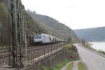 185 673-1  Floid  mit Getreidezug beimBahnübergang Niederthalbach kurz vor Kaub.