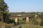 185 637-6 erreicht das Viadukt von Beratzhausen mit einem leeren Autotransportzug.