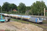 188 143 mit Druckgaskesselwagen am Haken, durchf�hrt am 27.08.2026 den Bahnhof Tostedt.