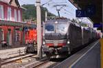 Siemens Vectron 6193 142, von Railpool mit Schwesterlok vor einem Gterzug bei der Durchfahrt vom Bahnhof Jenbach. 20.08.2024