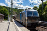Die an die TX Logistik AG, Troisdorf  (zur Mercitalia Group geh�rend) vermietete SIEMENS Vectron MS 6193 124 (91 80 6193 124-5 D-Rpool) der Railpool GmbH (M�nchen) f�hrt am 09 Juni 2026 mit einem KLV-Zug durch den Bahnhof Kirchen/Sieg in Richtung Siegen.

Die Multisystemlokomotive Siemens Vectron MS wurde 2023 von Siemens Mobilitiy in M�nchen-Allach unter der Fabriknummer 23333 gebaut. Sie wurde in der Variante A01 ausgef�hrt und hat so die Zulassung f�r Deutschland, �sterreich, Slowakei, Polen, Tschechien, Ungarn, Rum�nien und Bulgarien (D / A / SK / PL / CZ / H + RO / BG). So besitzt die Vectron Variante MS A01 folgende Zugsicherungssysteme: ETCS BaseLine 3, sowie f�r Deutschland (PZB90 / LZB80 (CIR-ELKE I)), f�r �sterreich (ETCS Level 1 mit Euroloop, ETCS Level 2, PZB90 / LZB80), f�r Polen (SHP), Slowakei und Tschechien (LS (Mirel)), Ungarn (ETCS Level 1, EVM (Mirel)) und Rum�nien (PZB90).