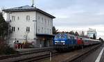 Schon von Weitem gab der nette Lokführer Blinkzeichen mit der Stirnlampe der 218 055-2 von Press mit 218 488-5 von Railsystems RP GmbH und dem IC Allgäu bei der Durchfahrt durch Illertissen