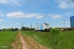 186 422-2 mit einem Containerzug bei der Netztrennstelle bei Bischofsheim.