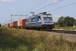 RTB 186 300 'ANTWERPEN' zieht am 19 Augustus 2024 ein Containerzug durch Hegelsom.