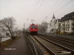 482 042-9 und eine Schwester Maschine durchfahren Rdesheim an dem Rhein mit ein Autotransportzug.