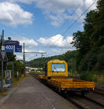 Der Rottenwagen/Gleiskraftwagen mit Ladekran SKL 26 LK - 26.1.034  Caroline  der Sendogan Bahndienste GmbH (Recklinghausen), ex DR/DB 26.1.034, fährt am 23 August 2025, mit je einem