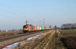 ES 64 U2 072 zieht einen Containerzug via Linz - Passau - Regensburg gen Norden bei Moosham.