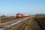 ES 64 U2 072 zieht einen Containerzug via Linz - Passau - Regensburg gen Norden bei Moosham.