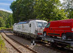 Die „weie“ an die TX Logistik AG (Bad Honnef) vermietete SIEMENS Vectron MS 193 597  I do the Job of 40 Trucks  (91 80 6193 597-2 D-ATLU) der Alpha Trains Luxembourg s..r.l. (Luxembourg) fhrt am 14 Juli 2024, mit einem langen mit Nutzfahrzeuge (FIAT - Kastenwagen) beladenen Flachwagenzug (2 x 2 achsige Flachwageneinheiten), durch Kirchen (Sieg) in Richtung Kln.

Nochmals einen lieben Gru an den netten Lokfhrer zurck.

Die Siemens Vectron MS wurde 2020 von Siemens Mobility GmbH in Mnchen-Allach unter der Fabriknummer 22865 gebaut und war erst als 91 80 6193 597-2 D-SIEAG der Siemens Mobility GmbH zugelassen. Im Jahr 2021 wurde sie an die Alpha Trains Belgium NV/SA in Antwerpen verkauft und ab Juni 2021 an die TX Logistik AG vermietet. 

Diese Vectron Lokomotive ist als MS – Lokomotive (Mehrsystemlok) mit 6.400 kW Leistung und 160 km/h Hchstgeschwindigkeit konzipiert. Hier in der Version A39 hat sie die Zulassungen fr Deutschland, sterreich, Schweiz, Italien, Niederlande und Belgien (D/A/CH/I/NL/B).Die SIEMENS Vectron MS der Version A 39 besitzt die Zugsicherungssysteme ETCS BaseLine 3, sowie
fr Deutschland (PZB90 / LZB80 (CIR-ELKE I)), 
fr sterreich (ETCS Level 1 mit Euroloop, ETCS Level 2, PZB90 / LZB80),
fr die Schweiz (ETCS Level 2, ZUB262ct, INTEGRA)
fr Italien (SCMT)
fr die Niederlande (ETCS Level 1, ETCS Level 2, ATB-EGvV)
und fr Belgien (ETCS L1, ETCS L2, TBL1+)

TECHNISCHE DATEN der Vectron MS A39:
Spurweite: 1.435 mm (Normalspur)
Achsformel: Bo'Bo'
Lnge ber Puffer: 18.980 mm
Drehzapfenabstand: 9.500 mm
Achsabstand im Drehgestell: 3.000 mm
Breite: 3.012 mm
Hhe: 4.248 mm
Raddurchmesser : 1.250 mm (neu) / 1.160 mm (abgenutzt)
Gewicht: 90 t
Spannungssysteme: AC 15 kV 16,7 Hz und AC 25 kV 50 Hz (Wechselstrom), sowie DC 3 kV und DC 1,5 kV (Gleichstrom)
Max. Leistung am Rad: 6.400 kW (Fahren und Netzbremse)
Leistungsfaktor: nahe 1
Hchstgeschwindigkeit: 200 km/h
Anfahrzugskraft: 320 kN (optional 350 kN)
Dauerzugkrauft: 250 kN
Elektrische Bremskraft: 150 kN (240 kN mit erhhte E-Bremskraft)
Kraftbertragung: Ritzelhohlwellenantrieb
Kleinster befahrbarer Bogenradius (Strecke):	R 140 m
Kleinster befahrbarer Bogenradius (Depot): R 80 m
