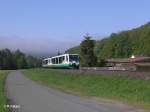 VT40 zieht bei Kauernburg als Schattelzug zum Dampflokfest Neuenmarkt-Wirsberg vorbei.