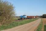 277 005 zieht den leeren Holzzug aus Wiesau/Oberpfalz nach Cheb/Eger bei Oberteich. 19.04.18