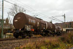 Der vierachsige 72 m³ Drehgestell-Kesselwagen, 37 80 7879 449-2 D-VTG, der Gattung Zaes, der VTG Rail Europe GmbH (Hamburg), laut Gefahrguttafel 33/1267 beladen mit Rohöl, am 29 November 2025 im Zugverband bei der Zugdurchfahrt in Betzdorf/Sieg.

Die Bedeutung der Gattung Zaes:
Z = Kesselwagen
a = 4 Radsatz
e = mit Heizung
s = zugelassen für Züge bis 100 km/h