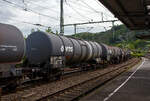 Vierachsiger 94 m� Drehgestell-Kesselwagen 33 80 7844 249-2 D-VTG, der Gattung Zans, der VTG AG (Hamburg), im Zugverband am 06 Juni 2026 bei der Zugdurchfahrt in Betzdorf (Sieg). Laut Gefahrguttafel (33/1170) und Anschrift beladen mit Ethanol.
 
TECHNISCHE DATEN (gem. Anschriften):
Spurweite: 1.435 mm (Normalspur)
Achsanzahl: 4 (in 2 Drehgestelle)
L�nge �ber Puffer: 17.000 mm
Drehzapfenabstand: 11.450 mm
Achsabstand im Drehgestell: 1.800 mm
Laufraddurchmesser:  920 mm (neu) 
Eigengewicht: 23.800 kg
Tankinhalt: 94.000 Liter (94 m�)
Max. Ladegewicht: 66,2 t ab Streckenklasse D, auf DB Netz 60,2 ab CM
H�chstgeschwindigkeit: 100 km/h (beladen) / 120 km/h (leer)
Kleinster befahrbarer Gleisbogen: R 36 m
Bremse: KE-GP (LL)
Handbremse: Von Bremserb�hne bedienbar
Intern. Verwendungsf�higkeit: RIV

Tankcode: L4BH
L = Tank f�r Stoffe in fl�ssigem Zustand 
4 = zutreffender Mindestpr�fdruck in bar (Berechnungsdruck 10 bar)
B = Tank mit Boden�ffnungen mit 3 Verschl�ssen f�r das Bef�llen oder Entleeren
H = luftdicht verschlossener Tank
Max. Betriebsdruck: 3,0 bar

Die Bedeutung der Gattungs- und Kennbuchstaben (hier Zans):
Z - Kesselwagen f�r den Transport von fl�ssigen oder gasf�rmigen Erzeugnissen
a - mit vier Rads�tzen
n - mit vier Rads�tzen h�chste Lastgrenze �ber 60 t
s - H�chstgeschwindigkeit 100 km/h (beladen)