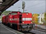 Die Westerwaldbahn (WEBA) Lok 5 (DH 1004) durchfhrt am 12.10.2012 den Bahnhof von Betzdorf (Sieg) mit einem gemischten Gterzug.