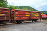 Privater gedeckter Gterwagen mit Schiebewnden der Gattung Hills, 10 80 2102 003-8, WEBA 04  (10 80 DB 210 2 003-8), der Westerwaldbahn (WEBA) am 03.08.2020 im Zugverband in Brohl-Ltzing auf der