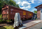 Der gedeckte zweiachsige Schiebewand-/Schiebedachwagen WEBA 06 - 10 80 0715 000-7 D-WEBA (ex 10 80 0715 000-7 D-DB) der Gattung Tbis 869 - Bauform A (für Büromöbel der SSI Schaefer Shop