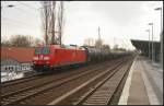 DB Schenker 185 019 mit einem Kesselwagenzug am 12.02.2013 H�he Berlin-Karow