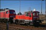 Hinter der grossen  Ludmilla  232 601 scheint sich 335 006 von DB Schenker Rail Duisburg fast zu verstecken. Ein Nachschuss am 22.02.2014 in Berlin Sch�nefeld Flughafen