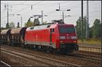 Die N�rnberger 152 163-2 von DB Schenker hielt am 06.09.2014 mit Facns-Wagen zum Personalwechsel im Bahnhof Berlin Sch�nefeld Flughafen