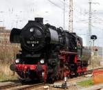 Die 52 8154-8 fährt vor dem Bw Dresden Altstadt unermüdlich Führerstandsmitfahrten beim 7.