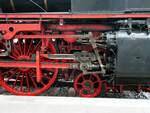 03 001 im Hbf Dresden Altstadt beim 7.Dampfloktreffen am 19.04.2015. Zu sehen sind der Zylinder mit dem Kreuzkopf und das erste Antriebsrad. 