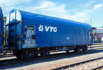 Vierachsiger Drehgestell-Flachwagen mit verschiebbarem Planenverdeck und Lademulden f�r Coiltransporte, 37 80 4668 122-7 D-VTG, der Gattung Shimmns (-ttu), der VTG Rail Europe GmbH (Hamburg),