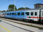 DB-Wagen/289932/auch-ihn-gibt-es-noch-den Auch ihn gibt es noch den Werbewagen Bvmsz 61 80 21-94 606-5 der,am 26.August 2013,in Bergen/Rgen hielt.