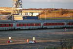 Nicht mehr benötigte Schlafwagen stehen im Fährhafen Sassnitz-Mukran rum.25.12.2020