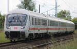 DB-Wagen/776082/bimmdzf-51-80-80-95-010-9-als Bimmdzf 51 80 80-95 010-9 als IC 2272(Dresden-Warnemünde)bei der Einfahrt im Rostocker Hbf.29.05.2022