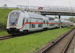 DB-Wagen/846495/ic-2170chemnitz-warnemuendebei-der-durchfahrt-am-04052024 IC 2170(Chemnitz-Warnemünde)bei der Durchfahrt am 04.05.2024 in Warnemünde-Werft