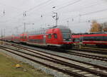 DB-Wagen/867204/re-4309hamburg-rostockbei-der-einfahrt-im-rostocker RE 4309(Hamburg-Rostock)bei der Einfahrt im Rostocker Hbf.08.11.2024