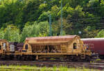 Schotter-Kieswagen 82 80 6648 194-0 D-DB der Gattung Facns 141, ehemalige Bezeichnung Planumskiessand -Schotterwagen 269, abgestellt am 17.05.2012 in Betzdorf (Sieg) mit weiteren Wagen.