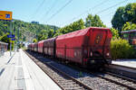 Vierachsiger offener Sch�ttgutwagen mit schlagartiger Schwerkraftentladung und hydraulischem Klappenverschlusssystem 81 80 6633 014-8 D-DB der Gattung Falns 181 der DB Cargo AG am 28 Juli 2026 im Zugverband (Zugschluss) bei einer Zugdurchfahrt in Kirchen (Sieg).

Ab 2010 wurden 100 dieser Sch�ttgutwagen bei der ehemaligen Firma Romvag sa in Caracal/Rum�nien (heute ARI - Astra Rail Industries, seit 2016 Tochter der Greenbrier) gebaut und an die DB Schenker geliefert.

Bei den Wagen ist die gleichzeitige �ffnung bzw. Schlie�ung aller vier Klappen wird durch Bet�tigen eines Steuerventils entweder von der Wagenb�hne oder vom Bunkersteg aus mit einem speziellen langstieligen Vierkantschl�ssel m�glich.

Diese Wagen sind weitgehend aus S355J2 (St 52-3) hergestellt. Bei Materialdicken unter 6 mm ist ein Cu-Zusatz ber�cksichtigt. Der Wagenkasten ist in Mischbauweise hergestellt. Ausf�hrung des Wagenkastens (der mit dem Ladegut in Ber�hrung kommende Bereich) einschlie�lich der Klappenbleche, sowie f�r die untere Abdichtung der Klappen die metallische Dichtleiste ist aus nichtrostendem Cr-Ni-Stahl X2CrNi12 (Werkstoff-Nr. 1.4003). Um das Anbacken von Ladegutresten zu vermeiden, sind Ecken im Laderaum vermieden worden. Es sind entsprechende Ausrundungen bzw. Eckbleche eingebaut. Der Wagenkasten ist f�r eine Radsatzlast 23,5 t ausgelegt.

Der Wagen ist mit einer energieautarken Speicherhydraulik (B&S) mit �bergeordneter Sicherheitsstufe ausger�stet, welche aus folgenden Hauptbauteilen besteht: Radsatzpumpe, �lbeh�lter mit Ventilen, Kolbenspeicher, ein Bet�tigungszylinder und ein Verriegelungszylinder. Die Radsatzpumpe f�rdert Druck�l zum Kolbenspeicher (27 ltr.) Beim Erreichen des max. Betriebsdruckes von ca. 220 bar wird die Pumpe auf drucklosen Umlauf geschaltet. Wird die Hydraulikanlage z. B. �ber die Schaltwelle geschaltet, flie�t Druck�l �ber das Steuerventil zum/durch den Verriegelungszylinder zum Bet�tigungszylinder. Die Klappen werden ge�ffnet bzw. geschlossen. (3,0 x auf–zu). Es werden alle 4 Klappen gleichzeitig ge�ffnet und geschlossen. Die Bet�tigung kann mit einem Vierkantschl�ssel vom Bunkersteg aus geschehen oder von der B�hne des Wagens aus �ber Hebel, die an der Stirnwand des Wagens angeordnet sind. Im geschlossenen Zustand hat der Verschluss eine �bertotpunktstellung sowie zus�tzlich eine mechanische Verriegelung. Diese Verriegelung (Entriegelung) wird �ber einen ged�mpften Hydraulikzylinder und eine R�ckholfeder bet�tigt. An diese Verriegelung ist eine Anzeige gekoppelt, die �ber ein Gest�nge gelbe Signalscheiben bet�tigt. Diese zeigen im eingeschwenkten Zustand die ordnungsgem��e Verriegelung an.

TECHNISCHE DATEN der Falns 181:
Hersteller/Baujahr: Romvag sa in Caracal (Rum�nien) / ab 2010
Spurweite: 1.435 mm (Normalspur)
Anzahl der Achsen: 4
L�nge �ber Puffer: 12.540 mm
Drehzapfenabstand: 7.500 mm
Achsabstand im Drehgestell: 1.800 mm
Laderaum: 86,5 m�
Eigengewicht: 23.600 kg
H�chstgeschwindigkeit: 100 km/h (beladen) / 120 km/h (leer)
Max. Ladegewichte: 56 t ab Streckenklasse C 2 / 66 t ab D 3 
Max. Ladegewichte auf DB Netz: 56,0 t ab CM2 / 60,0 t ab CM3 (max.100 km/h)
Kleinster bef. Gleisbogenradius: 75 m
Bremse: KE- GP-A (K)
Bremssohle: K-Sohle, Cosid 810
Handbremse: teilweise
Intern. Verwendungsf�higkeit: Durch Sondervereinbarungen / G 2