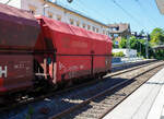 Vierachsiger offener Sch�ttgutwagen mit schlagartiger Schwerkraftentladung und hydraulischem Klappenverschlusssystem 81 80 6633 014-8 D-DB der Gattung Falns 181 der DB Cargo AG am 28 Juli 2026 im Zugverband (Zugschluss) bei einer Zugdurchfahrt in Kirchen (Sieg).

Ab 2010 wurden 100 dieser Sch�ttgutwagen bei der ehemaligen Firma Romvag sa in Caracal/Rum�nien (heute ARI - Astra Rail Industries, seit 2016 Tochter der Greenbrier) gebaut und an die DB Schenker geliefert.

Bei den Wagen ist die gleichzeitige �ffnung bzw. Schlie�ung aller vier Klappen wird durch Bet�tigen eines Steuerventils entweder von der Wagenb�hne oder vom Bunkersteg aus mit einem speziellen langstieligen Vierkantschl�ssel m�glich.

Diese Wagen sind weitgehend aus S355J2 (St 52-3) hergestellt. Bei Materialdicken unter 6 mm ist ein Cu-Zusatz ber�cksichtigt. Der Wagenkasten ist in Mischbauweise hergestellt. Ausf�hrung des Wagenkastens (der mit dem Ladegut in Ber�hrung kommende Bereich) einschlie�lich der Klappenbleche, sowie f�r die untere Abdichtung der Klappen die metallische Dichtleiste ist aus nichtrostendem Cr-Ni-Stahl X2CrNi12 (Werkstoff-Nr. 1.4003). Um das Anbacken von Ladegutresten zu vermeiden, sind Ecken im Laderaum vermieden worden. Es sind entsprechende Ausrundungen bzw. Eckbleche eingebaut. Der Wagenkasten ist f�r eine Radsatzlast 23,5 t ausgelegt.

Der Wagen ist mit einer energieautarken Speicherhydraulik (B&S) mit �bergeordneter Sicherheitsstufe ausger�stet, welche aus folgenden Hauptbauteilen besteht: Radsatzpumpe, �lbeh�lter mit Ventilen, Kolbenspeicher, ein Bet�tigungszylinder und ein Verriegelungszylinder. Die Radsatzpumpe f�rdert Druck�l zum Kolbenspeicher (27 ltr.) Beim Erreichen des max. Betriebsdruckes von ca. 220 bar wird die Pumpe auf drucklosen Umlauf geschaltet. Wird die Hydraulikanlage z. B. �ber die Schaltwelle geschaltet, flie�t Druck�l �ber das Steuerventil zum/durch den Verriegelungszylinder zum Bet�tigungszylinder. Die Klappen werden ge�ffnet bzw. geschlossen. (3,0 x auf–zu). Es werden alle 4 Klappen gleichzeitig ge�ffnet und geschlossen. Die Bet�tigung kann mit einem Vierkantschl�ssel vom Bunkersteg aus geschehen oder von der B�hne des Wagens aus �ber Hebel, die an der Stirnwand des Wagens angeordnet sind. Im geschlossenen Zustand hat der Verschluss eine �bertotpunktstellung sowie zus�tzlich eine mechanische Verriegelung. Diese Verriegelung (Entriegelung) wird �ber einen ged�mpften Hydraulikzylinder und eine R�ckholfeder bet�tigt. An diese Verriegelung ist eine Anzeige gekoppelt, die �ber ein Gest�nge gelbe Signalscheiben bet�tigt. Diese zeigen im eingeschwenkten Zustand die ordnungsgem��e Verriegelung an.

TECHNISCHE DATEN der Falns 181:
Hersteller/Baujahr: Romvag sa in Caracal (Rum�nien) / ab 2010
Spurweite: 1.435 mm (Normalspur)
Anzahl der Achsen: 4
L�nge �ber Puffer: 12.540 mm
Drehzapfenabstand: 7.500 mm
Achsabstand im Drehgestell: 1.800 mm
Laderaum: 86,5 m�
Eigengewicht: 23.600 kg
H�chstgeschwindigkeit: 100 km/h (beladen) / 120 km/h (leer)
Max. Ladegewichte: 56 t ab Streckenklasse C 2 / 66 t ab D 3 
Max. Ladegewichte auf DB Netz: 56,0 t ab CM2 / 60,0 t ab CM3 (max.100 km/h)
Kleinster bef. Gleisbogenradius: 75 m
Bremse: KE- GP-A (K)
Bremssohle: K-Sohle, Cosid 810
Handbremse: teilweise
Intern. Verwendungsf�higkeit: Durch Sondervereinbarungen / G 2