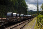 6-achsige Drehgestell-Flachwagen mit Lademulden für Coils (Blechrollen), hier im Vordergrund 31 80 4871 100-2 D-DB, der Gattung Sahmms-t 710, der DB Cargo Deutschland AG, am 08 August 2024 im