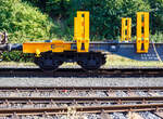 Detailbild von dem vierachsigen Drehgestell-Flachwagen mit Doppelrungen, 37 84 4616 781-9 NL-ORME, der Gattung Smnps, Bauart 193-4, der On Rail Gesellschaft für Eisenbahnausrüstung und Zubehör mbH (Mettmann), vermietet an die Saarstahl AG, abgestellt am 27 August 2024 in Herdorf auf dem Rbf der Kreisbahn Siegen-Wittgenstein (KSW).