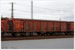 4-achsiger Drehgestellwagen mit Rolldach speziell fr Tonerde, der Gattung Tamns 895 (31 80 080 3 746-3 D-DB) der DB Schenker Rail, abgestellt am 03.01.2014 beim Bahnhof Montabauer.