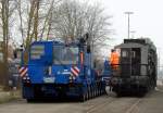 Das Strassenfahrzeug, ein Scheuerle Power Pack Unit (PPU) Z 500 DE, Baujahr 2011, hat sich seitlich an den Tragschnabelwagen 84 80 D AMPR 996 0 003-5, Baujahr 1961, von Ampiron mit