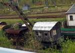 Abstellgruppe im Sächsischen Eisenbahnmuseum in Chemnitz am 19.04.2017; zu sehen ist ein Kranwagen mit Holzaufbau und ein 4-achsiger Schüttgutwagen, wahrscheinlich Facs 140.