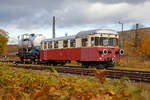 Der meterspurige Dieseltriebwagen T34 von der Museumsbahn  Alp-Bähnle Amstetten-Oppingen (gehört zu den Ulmer Eisenbahnfreunde e.V.) abgestellt am 26.10.2021 bei der Umspuranlage beim Bahnhof