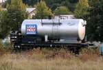 Kesselwagen / Wasserwagen des Alb-Bähnle frisch renoviert auf Rollböcken am 20.09.2012.