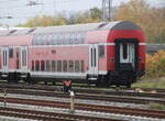 mittelwagen-doppelstock/866388/hocheinstiegs-dosto-am-01112024-im-rostocker-hbf Hocheinstiegs-Dosto am 01.11.2024 im Rostocker Hbf.