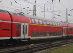 mittelwagen-doppelstock/867349/1-klasse-hocheinstiegs-dosto-mit-vbb-logo 1. Klasse Hocheinstiegs-Dosto mit VBB Logo an der Tür im Rostocker Hbf.10.11.2024