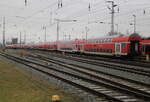 mittelwagen-doppelstock/871363/lange-dosto-reihe-am-30122024-im-rostocker lange Dosto-Reihe am 30.12.2024 im Rostocker Hbf.