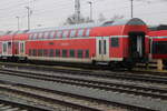 mittelwagen-doppelstock/871364/hocheinstiegs-dosto-am-30122024-im-rostocker-hbf Hocheinstiegs-Dosto am 30.12.2024 im Rostocker Hbf.