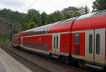 Der zweite Klasse klimatisierter Doppelstock-Reisezugwagen (Hocheinstiegs-Dosto) D-DB 50 80 26-75 046-5, der Gattung DBpza 753.5, vom rsx - Rhein-Sieg-Express der DB Regio NRW (Aachen), am 10 Juni